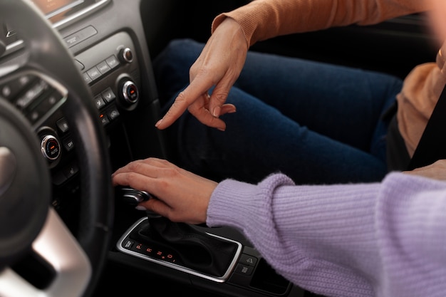 Как определить педаль сцепления в различных моделях автомобилей